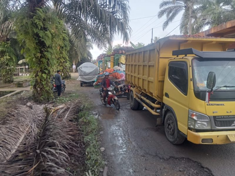 Truk rusak di ruas jalan Koto Sawah.