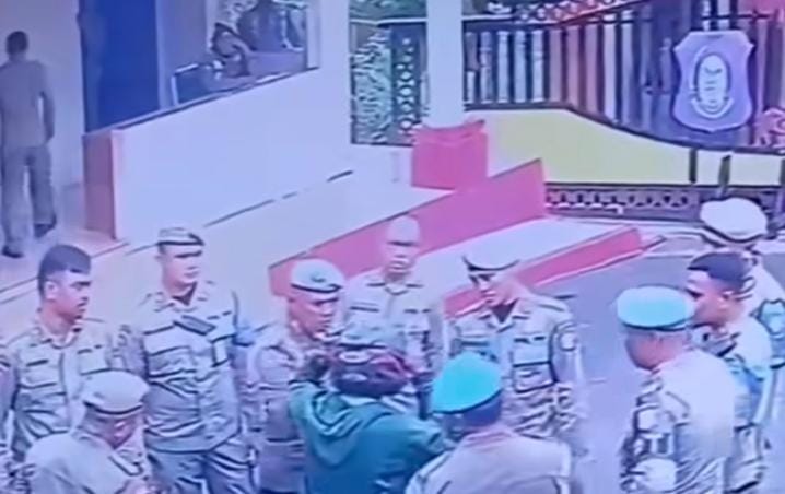 Gambar: Saat di kililingi Anggota Sat Pol-pp yang Berada di depan Gerbang Kantor Gubernur Gorontalo (FB ss )