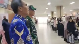 Bangun Nasionalisme, Babinsa Kodim 1409/Gowa Ajak Warga Nyanyikan Lagu Indonesia Raya di Mall Pelayanan Publik//Foto: Syamsu Alam.