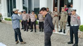 DPP LSM GEMAKO Kabupaten Asahan  menggelar aksi unjuk rasa di halaman kantor Bupati Asahan//Foto: Istimewa.