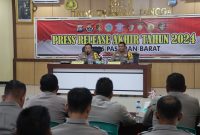 Kapolres Pasaman Barat AKBP Agung Tribawanto didampingi Kabag Ops Kompol Muzhendra.