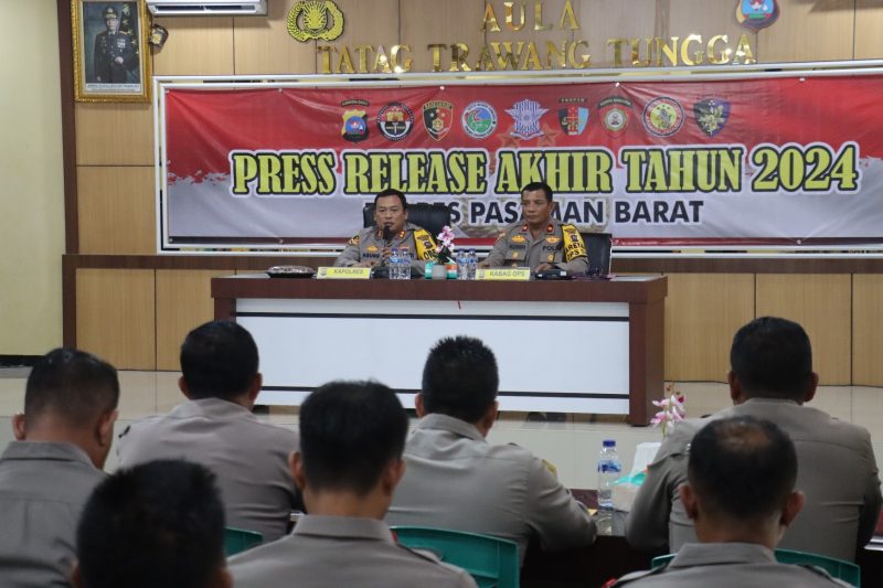 Kapolres Pasaman Barat AKBP Agung Tribawanto didampingi Kabag Ops Kompol Muzhendra.
