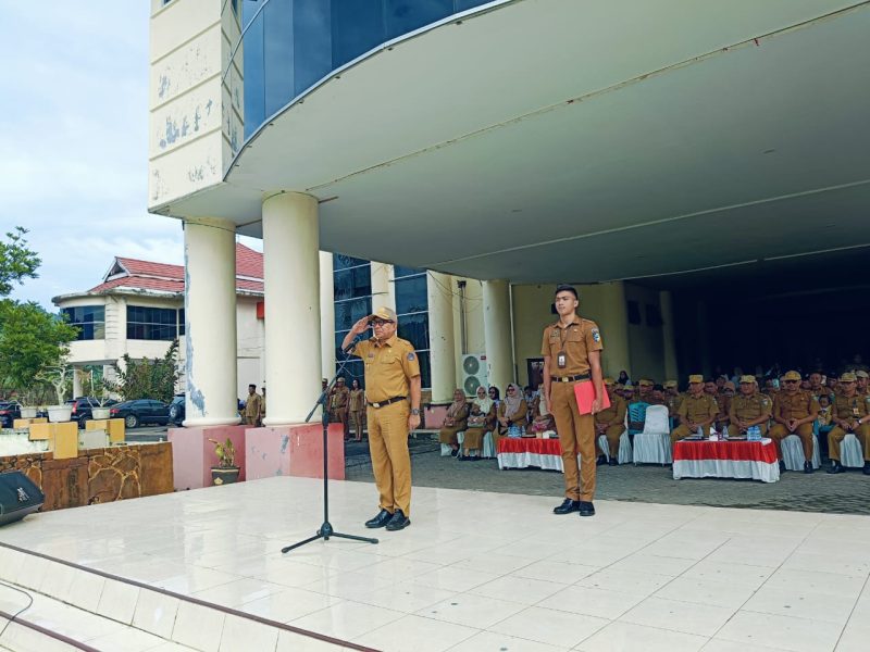 Gambar: Saat Pj Bupati Darwin Muksin Pimpin  apel Perdana yang Berlangsung di Depan Kantor Bupati Bolmut (Potret IB)