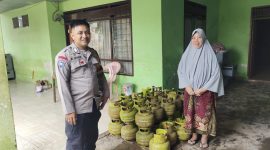 Bhabinkamtibmas juga mengajak warga untuk segera melaporkan kepada pihak berwajib jika menemukan aktivitas mencurigakan di lingkungan sekitar//Foto: Syamsu Alam.