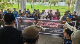 Massa Gerakan Rakyat Indonesia Bersatu (GRIB) Jaya Asahan bersama warga Pasar Kisaran menggelar aksi unjuk rasa di Kantor DPRD Asahan//Foto: Istimewa.